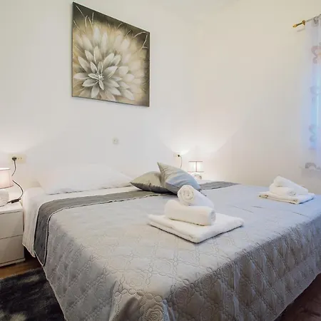 Essentia بودْسْتغانا