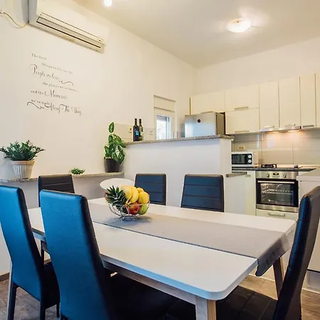 Essentia بودْسْتغانا